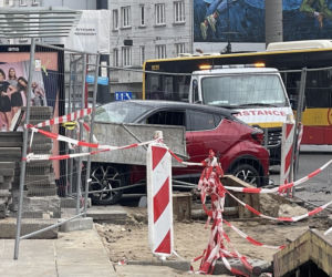 Toyota wjechała w roboty drogowe oraz przystanek autobusowy