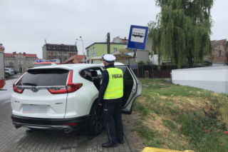 Taranował elementy infrastruktury i zatrzymał się dopiero na przystanku autobusowym!