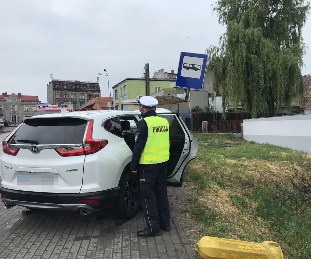 SUV-em wjechał w przystanek autobusowy