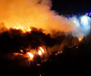 Gigantyczny pożar hal produkcyjnych w Bramkach. W akcji setki strażaków
