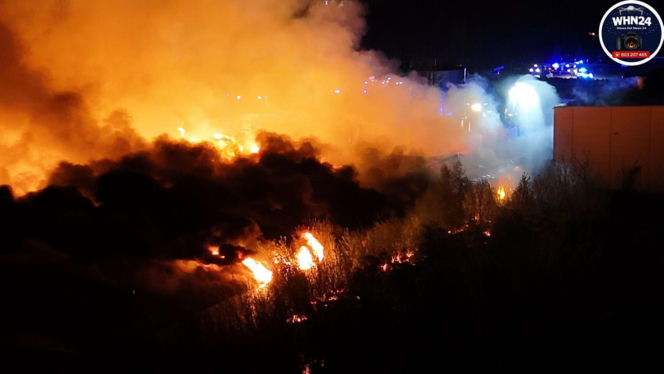 Gigantyczny pożar hal produkcyjnych w Bramkach. W akcji setki strażaków