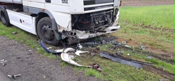 Pół rodziny zginęło w jednej chwili! Fiat najechał na ciężarówkę