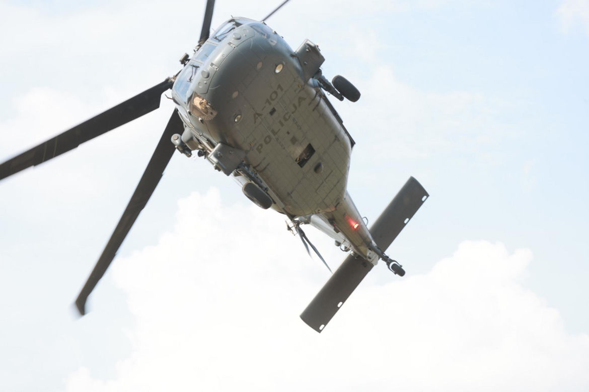 Groza na pikniku wojskowym. Policyjny Black Hawk zahaczył o linię wysokiego napięcia