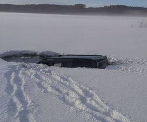 Jezioro Choczewskie. Kierowca land rovera wjechał na lód. Auto znalazło się pod wodą