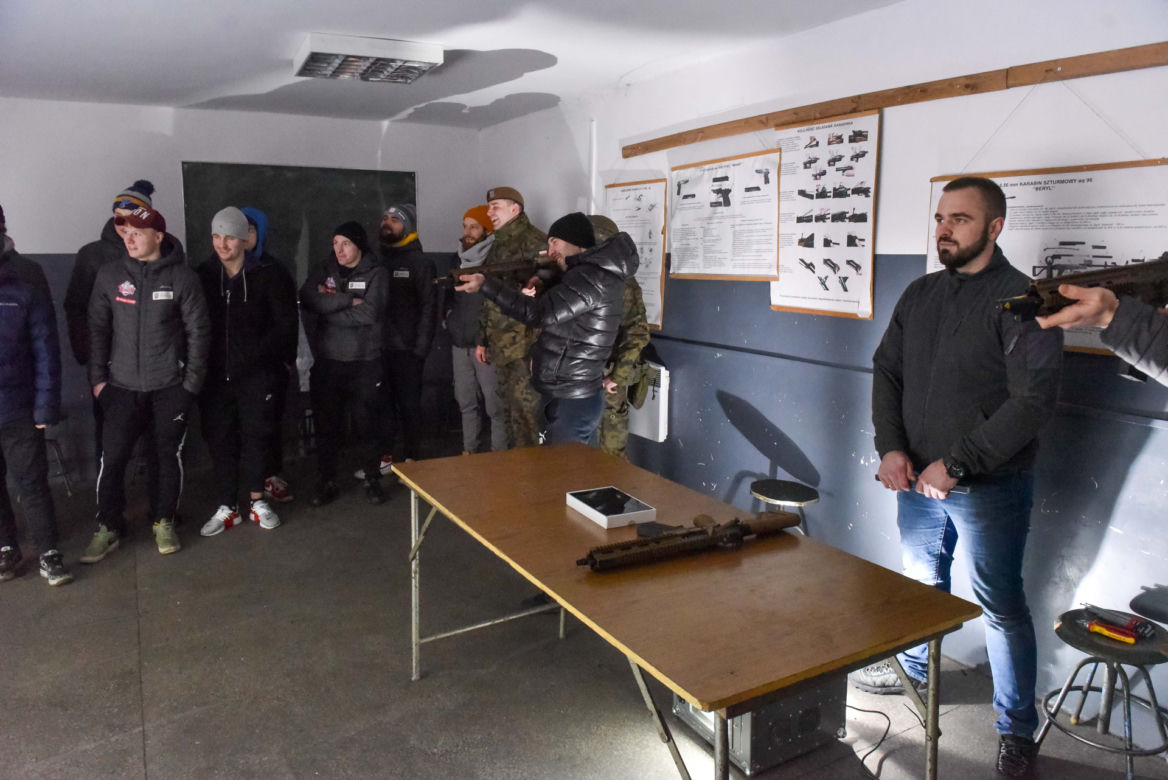Paweł Przedpełski rzuca granatem i celnie strzela na poligonie