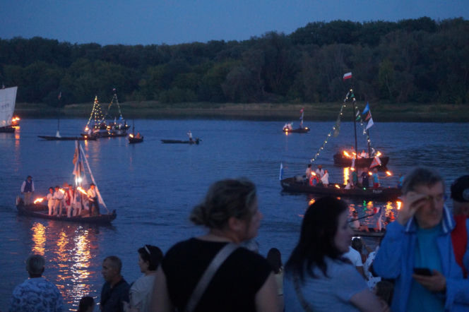 Wieczorna parada na Wiśle zachwyciła mieszkańców. Tak wyglądał finał Festiwalu Wisły w Fordonie