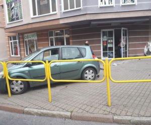 Wjechał autem w budynek, bo... pomylił gaz z hamulcem [ZDJĘCIA]