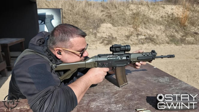 Karabin SIG 553 - niezawodność Kałasznikowa w szwajcarskim wydaniu