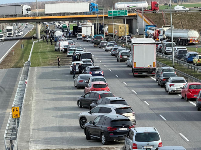 Wypadek na S17. Dwie osoby w szpitalu, jedna zginęła
