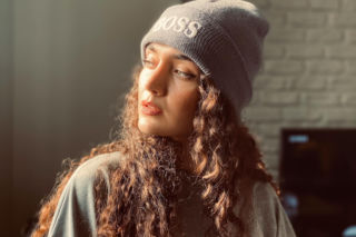 Te fryzury są idealne do noszenia z czapką