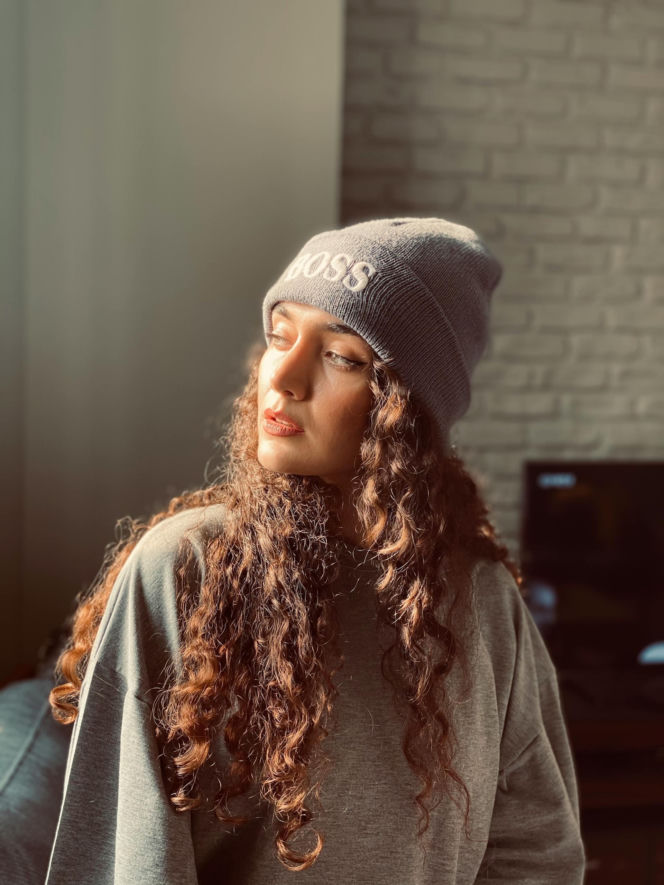 Te fryzury są idealne do noszenia z czapką
