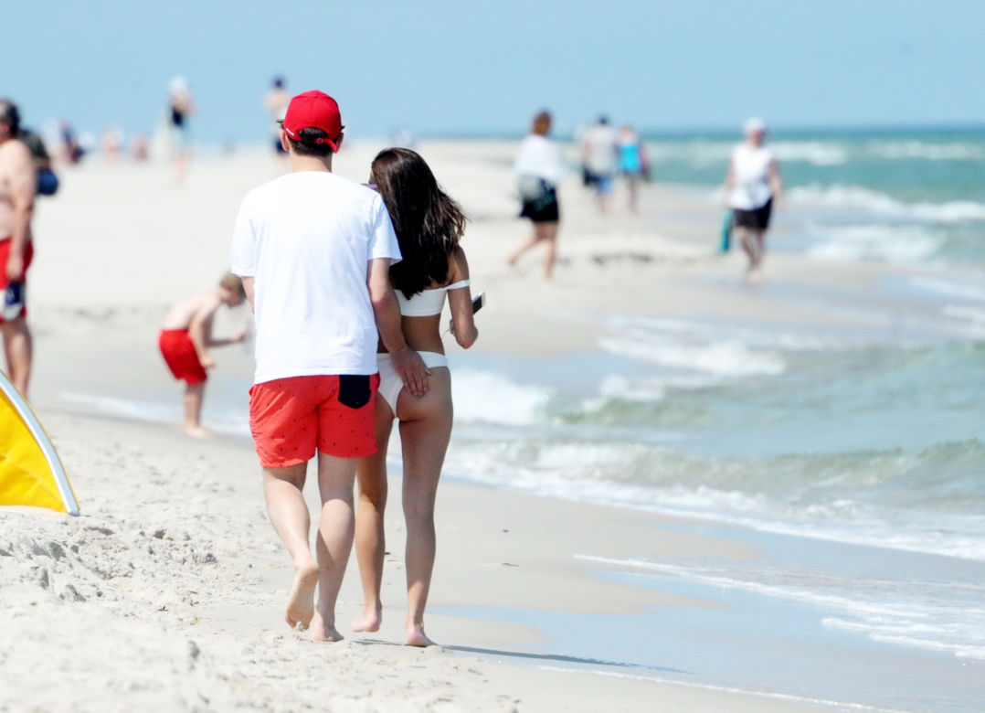 Antek Królikowski i Julia Wieniawa wypoczywają na plaży w Juracie