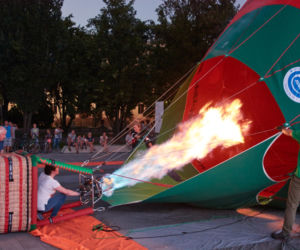 Balony gotowe do startu. Nocny pokaz przed Centrum Spotkania Kultur