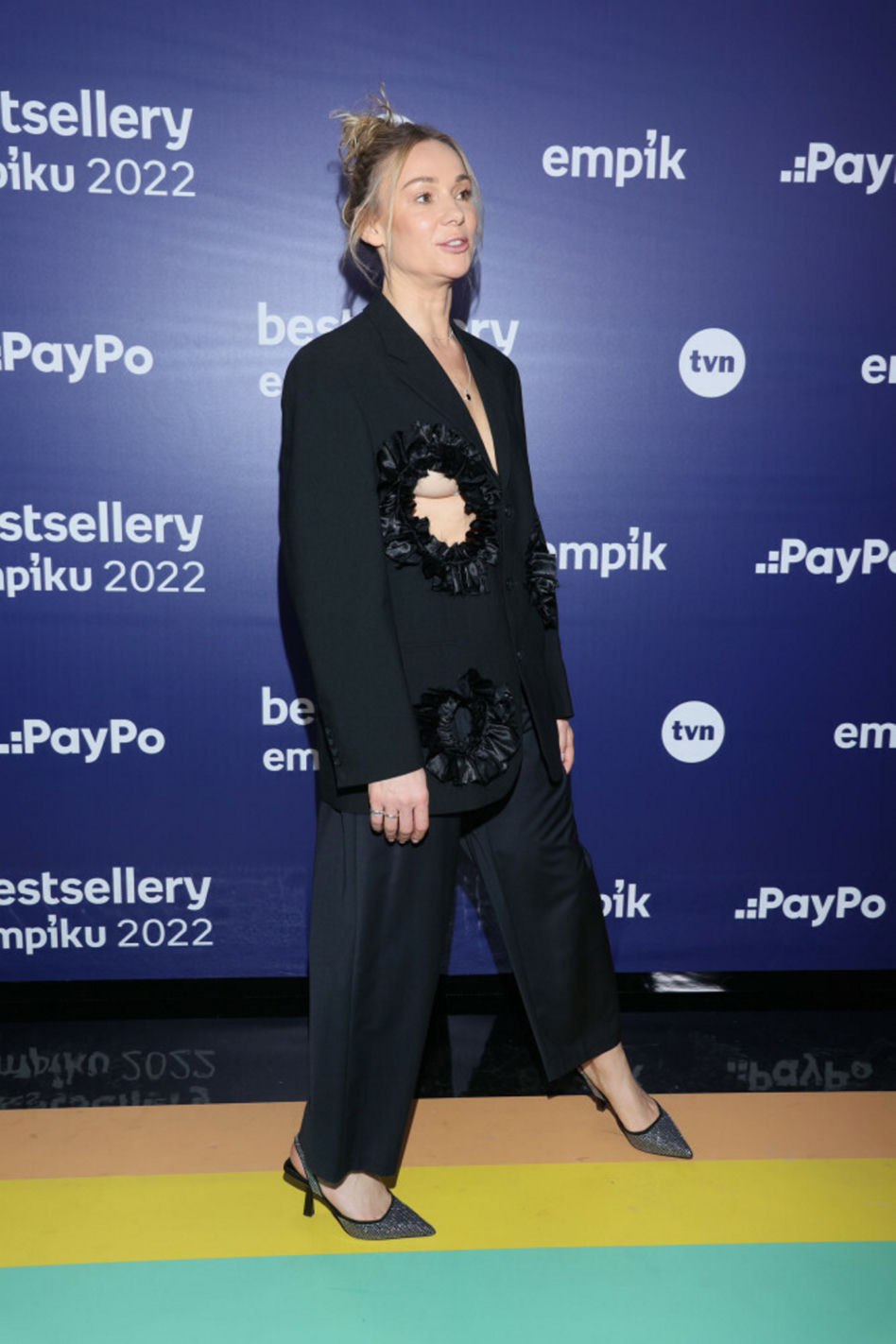 Sonia Bohosiewicz świeci piersią na ściance podczas gali Empiku 