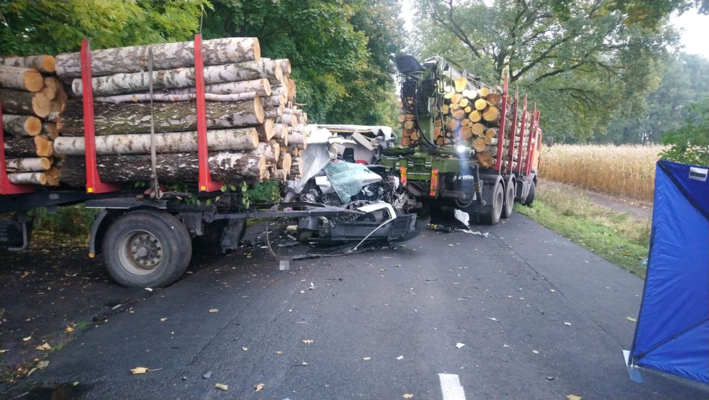 Koszmarny wypadek w Dąbrowie Chełmińskiej. Ciężarówka zmiażdżyła dostawczaka