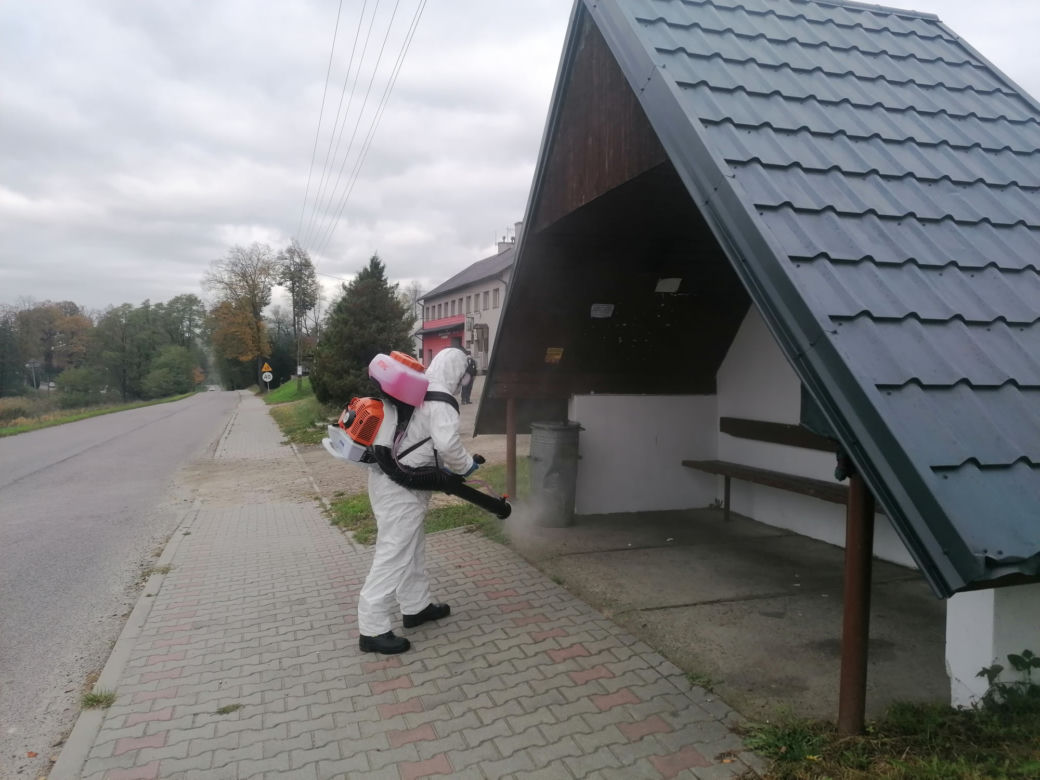 Strażacy dezynfekują ulice, przystanki i urządzenia w gminie Ryglice