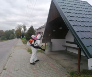 Strażacy dezynfekują ulice, przystanki i urządzenia w gminie Ryglice