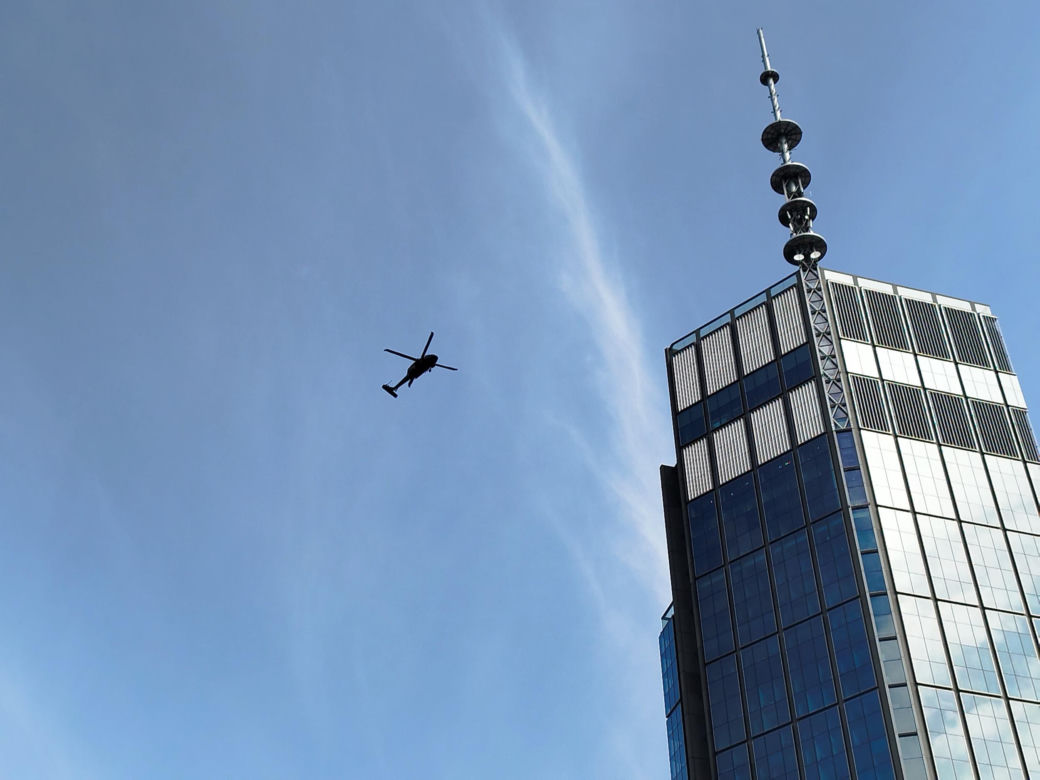 Blackhawk latał nad Warszawą. Zawisł nad najwyższym wieżowcem