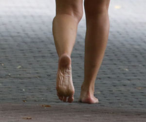 Anna Starmach z dzieckiem na plaży