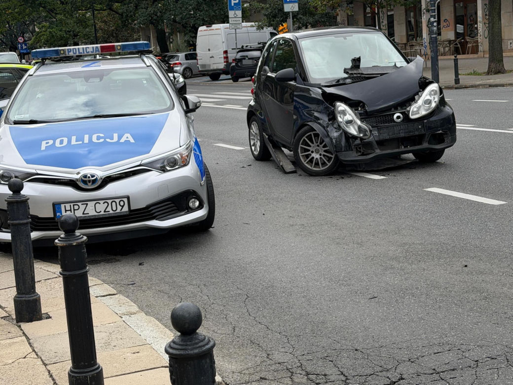 Zderzenie radiowozu na sygnale ze smartem w centrum Warszawy. Policjant trafił do szpitala