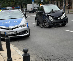 Zderzenie radiowozu na sygnale ze smartem w centrum Warszawy. Policjant trafił do szpitala