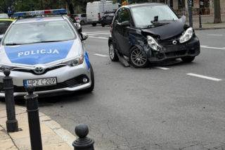 Zderzenie radiowozu na sygnale ze smartem w centrum Warszawy. Policjant trafił do szpitala