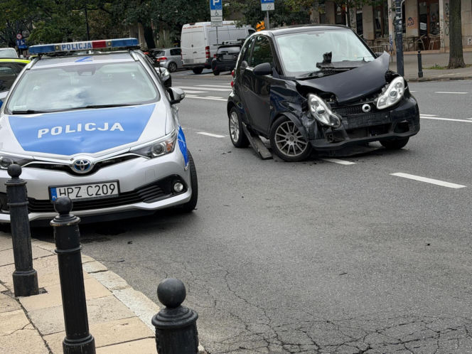 Zderzenie radiowozu na sygnale ze smartem w centrum Warszawy. Policjant trafił do szpitala