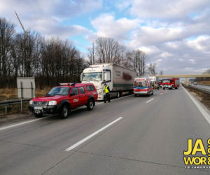 Alfa romeo wbiła się w ciężarówkę. Szokujące wypadek na A4 