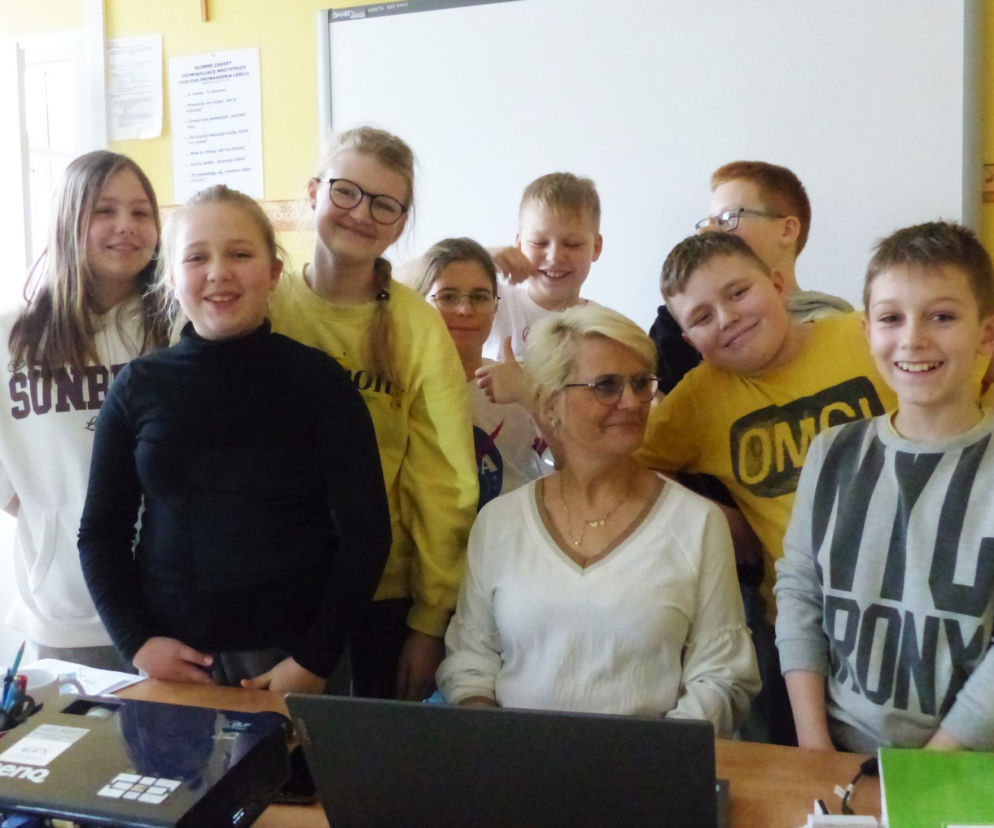 dzieci i nauczycielka waszelewska sp5