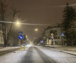 Warmia i Mazury zasypane śniegiem. Na drogach trudne warunki