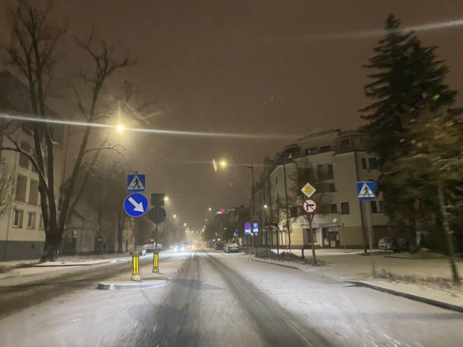 Warmia i Mazury zasypane śniegiem. Na drogach trudne warunki