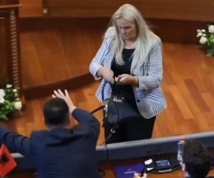 Posłanka obrzuciła premiera jajkami! Wideo hitem sieci