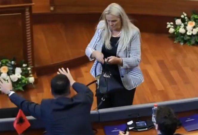 Posłanka obrzuciła premiera jajkami! Wideo hitem sieci