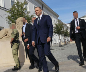 Karol Nawrocki spaceruje z sympatykami