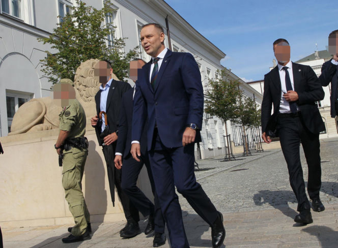 Karol Nawrocki spaceruje z sympatykami