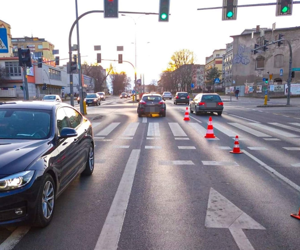 Białystok. 8-latka przebiegała przez przejście na CZERONYM ŚWIETLE. Dziecko w szpitalu