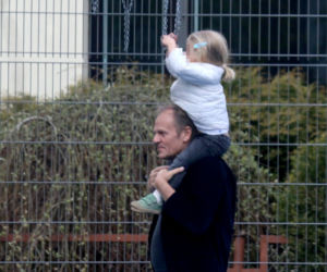 Donald Tusk z wnuczka na placu zabaw