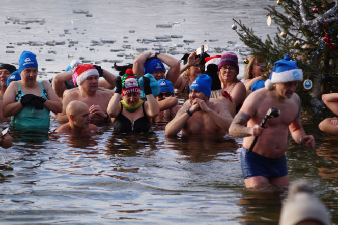 Zimna woda im niestraszna! Morsowanie w podbydgoskich Pieckach [ZDJĘCIA]