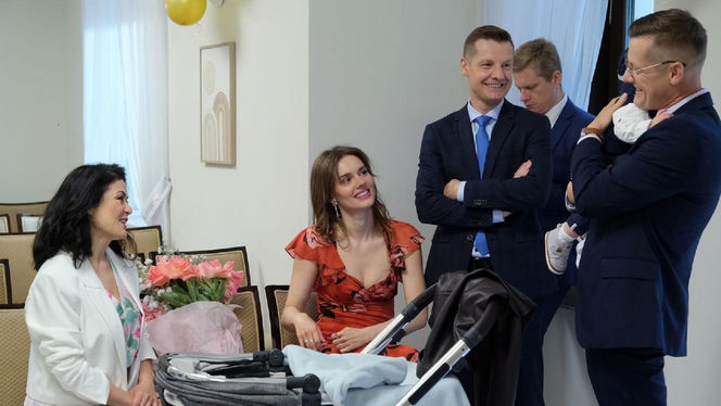 M jak miłość odc. 1890. Franka (Dominika Kachlik), Paweł (Rafał Mroczek), Kinga (Katarzyna Cichopek), Piotrek (Marcin Mroczek), Antoś