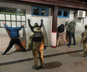 Ukraińcy uciekają przed poborem w damskich ubraniach i w pudełkach po zabawkach