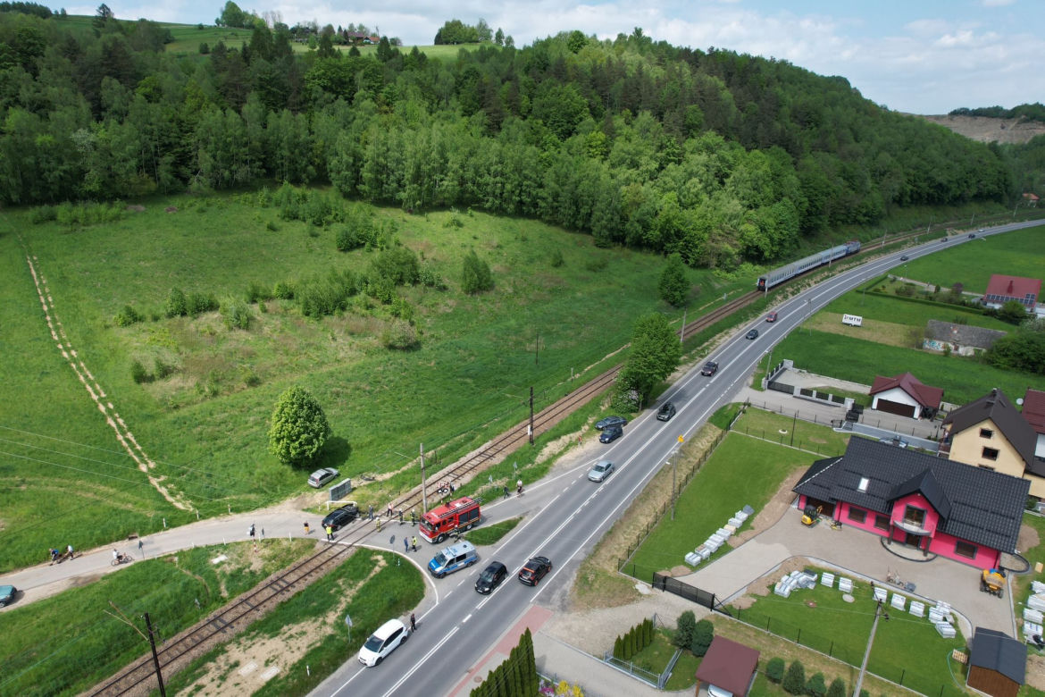 Wjechał wprost pod pociąg i odbił się od lokomotywy! Nagłe hamowanie zapobiegło tragedii 