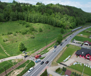 Wjechał wprost pod pociąg i odbił się od lokomotywy! Nagłe hamowanie zapobiegło tragedii 