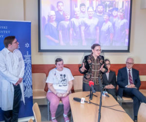 Lekarze WUM usunęli guza z wątroby poza ciałem. Pierwsza taka operacja w Polsce