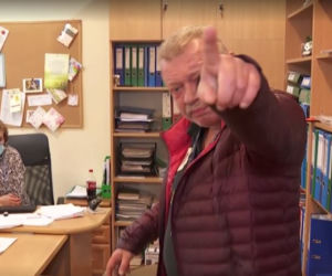 Pijany wójt zaatakował dziennikarzy! Wyp******** z tą kamerą, bo Ci jeb**!