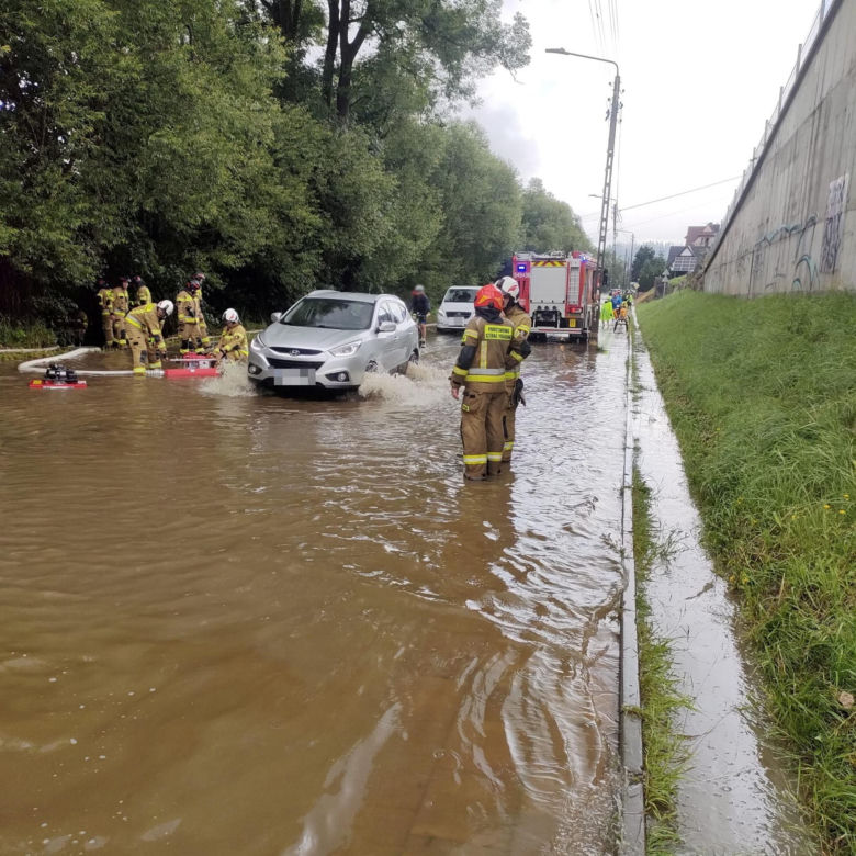 Ogromny deszcz zalał Zakopiankę! Trasa była nieprzejezdna w poniedziałek, 1 lipca [ZDJĘCIA].