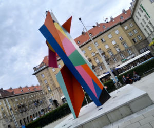 Rzeźba Arlekina stanęła na skwerze Wojciecha Młynarskiego we Wrocławiu. Autorem jest Włoch Alessandro Mendini