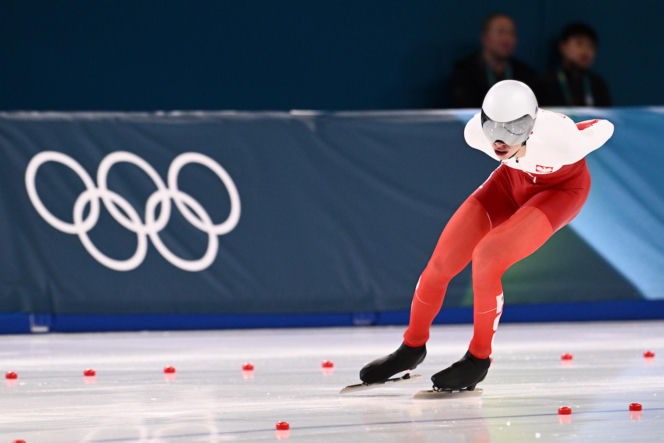 Panczenista Władimir Siemirunnij po biegu na 10 km, który dał mu srebrny medal olimpijski