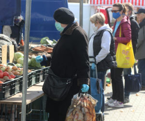 Tłok na bazarach. Warszawiacy robią zakupy mimo koronawirusa