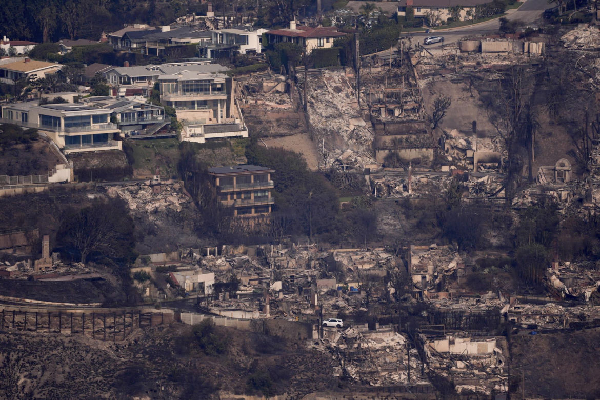 Wstrząsające zdjęcia z Los Angeles. Połacie spalonych domów