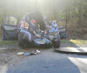 Wypadek na DK 8. Kierowca tyłem auta uderzył w drzewo. Dwie osoby w szpitalu